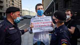 Одиночный пикет в поддержку журналиста Ивана Сафронова.
