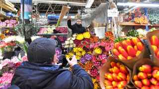 Продажа цветов на Рижском рынке столицы накануне 8 Марта