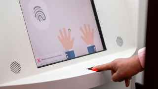 Сканирование отпечатков пальцев во время подачи документов на биометрический заграничный паспорт 