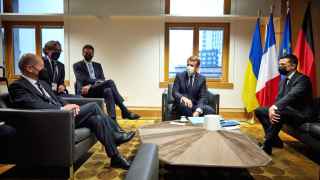 Владимир Зеленский (справа) на встрече с Федеральным канцлером Германии и Президентом Франции.