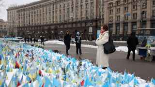 Флаги, посвященные павшим украинским солдатам на площади Независимости в Киеве