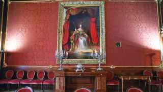 Торжественные мероприятия и официальные приемы, как правило, проходят в Обеденном зале на втором этаже. Прежде здесь размещалась картинная галерея Харитоненко. Отчасти предназначение комнаты сохранено: здесь представлены копии королевских портретов, предназначенных для посольств Великобритании по всему миру. В московской резиденции можно увидеть копии портретов королевы Виктории, Эдуарда VII, его супруги Александры, Георга V и Елизаветы II.