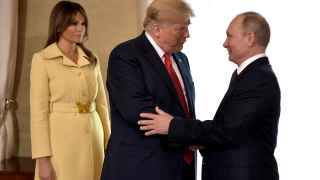 Одинокому Владимиру Путину (справа) так хотелось поделить мир с сумасбродом Дональдом Трампом! но американцы не дали