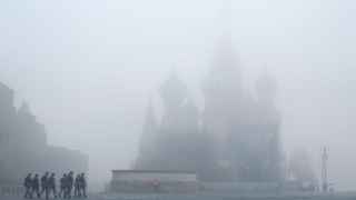 Густой туман накрыл Москву 1 ноября вечером и оставался в столице всю первую половину дня 2 ноября. В ряде районов столицы туман не рассеялся, но его плотность стала меньше. Как объяснил научный руководитель Гидрометцентра Роман Вильфанд, в столице наблюдался так называемый «радиационный туман»: при малооблачном небе ночью охлаждается подстилающая поверхность за счет выделения длинноволновой радиации, а в холодном воздухе скапливаются молекулы водяного пара.