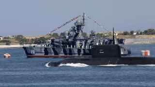 Малый ракетный корабль «Самум» сопровождает подводную лодку «Ростов-на-Дону»