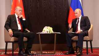 Реджеп Тайип Эрдоган (слева) объясняет Владимиру Путину (справа), как устроена геополитика