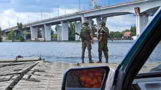26 июля украинская армия нанесла удар по Антоновскому мосту в оккупированной Херсонской области. Это единственный мост через Днепр, который соединяет пригороды Херсона с теми районами Херсонской области, которые прилегают к Крыму. Он имеет очень важное значение для снабжения российской группировки в Херсоне.
