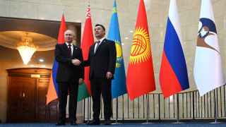 Владимир Путин с президентом Киргизии Садыром Жапаровым                     