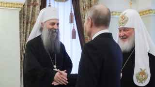 Сербский патриарх Порфирий пожимает непожимаемое