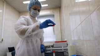 В Кремле заявили, что российские ученые работают над почти 50 проектами вакцин