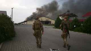 Украинские военные патрулируют территорию у города Бахмут в Донецкой области Украины