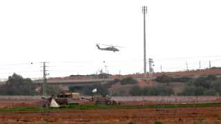 Израильский военный вертолет у границы с сектором Газа