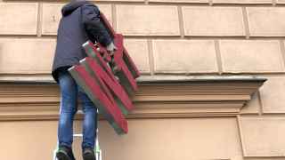 Демонтаж вывески закрытого флагманского магазина H&M на ул. Тверская