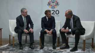 Премьер Великобритании Кир Стармер, президент Франции Эммануэль Макрон и канцлер Германии Фридрих Мерц в кулуарах саммита G20 в Йоханнесбурге, 23 ноября 2025