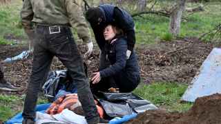 Реакция жены мирного жителя на эксгумацию его тела возле их дома в селе Андреевка Киевской области, 11 апреля 2022 года.
