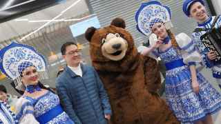 Прибытие в аэропорт Шереметьево группы китайских туристов