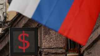 В этом году курс рубля по отношению к доллару США упал более чем на 20%.