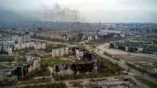 Вид с воздуха на Мариуполь, 12 апреля.

Мариуполь, стратегический портовый город на Азовском море, находится в осаде России уже несколько недель. В городе дефицит пищи, воды и медикаментов. 