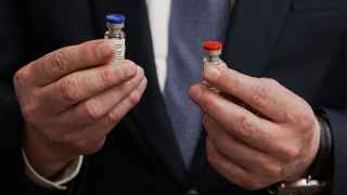 Российская вакцина против коронавируса, одобренная правительством, все еще должна пройти финальную стадию клинических испытаний.
