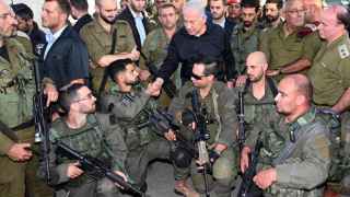 Биньямин Нетаньяху среди израильских солдат
