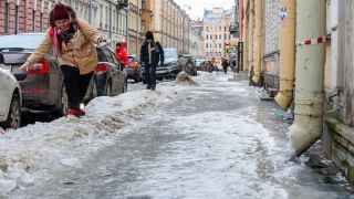 Наледь заполонила большие пространства настолько, что петербуржцы начали кататься на коньках прямо по тротуарам