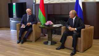 На этой неделе президент Белоруссии Александр Лукашенко прилетал в Сочи на встречу с Владимиром Путиным – в то время, как в Минске продолжались акции протеста, в которых  участвовали десятки тысяч человек.