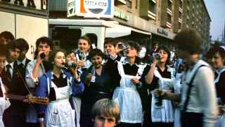 Школьники у киоска Пепси-колы в Москве, 1981 год.