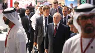 Владимир Путин и президент Объединенных Арабских Эмиратов шейх Мухаммед бен Заед Аль Нахайян осматривают павильон ОАЭ на ПМЭФ.