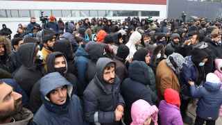 Мигранты в транспортно-логистическом центре на белорусско-польской границе.