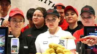 25 апреля в Москве открылся первый ресторан «Ростикс» — аналог KFC — после ухода американской сети быстрого питания из России. Фото с открытия флагманского ресторана на 1-й Тверской-Ямской улице в Москве.