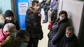 В Омске огромные очереди на сдачу ПЦР-теста на коронавирус, из-за которых люди вынуждены ожидать на улице