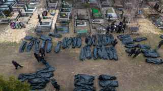 Эксгумация тел из массового захоронения в Буче.