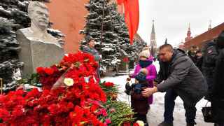 Возложение цветов на Красной площади к годовщине со дня смерти Сталина