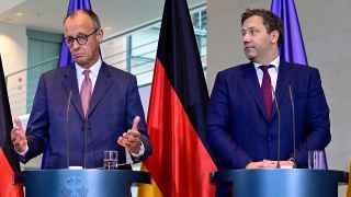 Министр финансов Германии Ларс Клингбайль (справа) и канцлер Фридрих Мерц