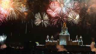 Россия отметила День Победы только авиапарадом и фейерверками, так как власти призывали россиян оставаться дома