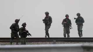 Израильские военнослужащие укрепляют границу с сектором Газа