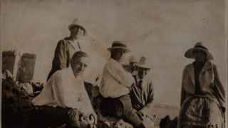 Иван Бунин и Сергей Рахманинов (в белых рубашках) в Канне, Франция, 1926 год