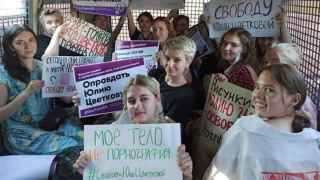 Более 40 человек были задержаны на недавних акциях протеста в поддержку Цветковой в Москве и Санкт-Петербурге.