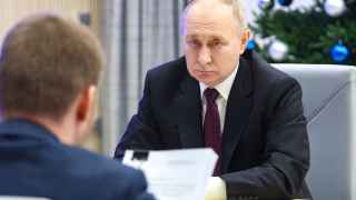 Президент РФ Владимир Путин во время подачи документов для регистрации кандидатом на пост президента РФ