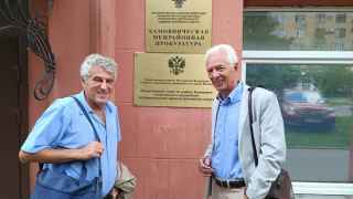 Леонид Гозман (слева) и его адвокат Михаил Бирюков у дверей прокуратуры