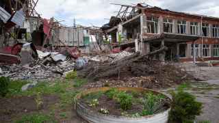 Разрушенная в результате обстрела школа в селе Смоляниново к востоку от украинского города Северодонецк.