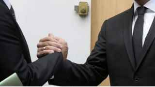 Армрестлинг, в котором одна сторона давила не в ту сторону