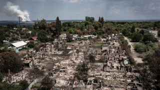 Разрушенные дома после удара в городе Приволье на востоке украинского региона Донбасс