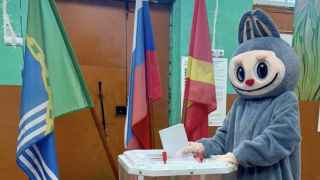 Даже лабубу пришел голосовать за «Единую Россию»