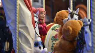 Новогодние ярмарки, катки и уличные фестивали начали работать в Москве с 10 декабря по 9 января. Власти обещают провести максимально возможное количество мероприятий по всему городу в условиях ковидных ограничений. 