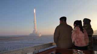 Ким Чен Ын и его дочь Ким Чжу Э во время запуска межконтинентальной баллистической ракеты «Хвасон-18»