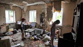Дети в разрушенной обстрелом квартире в Бородянке.