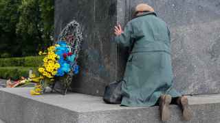 Женщина у Могилы Неизвестного Солдата в Киеве