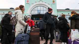 Эвакуированные жители Херсонской области на вокзале Джанкоя, Крым