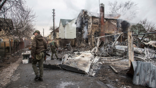 Киев. Украинский военнослужащий возле обломков сбитого во время военной операции РФ самолета.